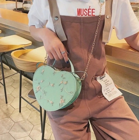 Elegant Heart-Shaped Mint Green Embroidered Bag - Picture 3 of 3